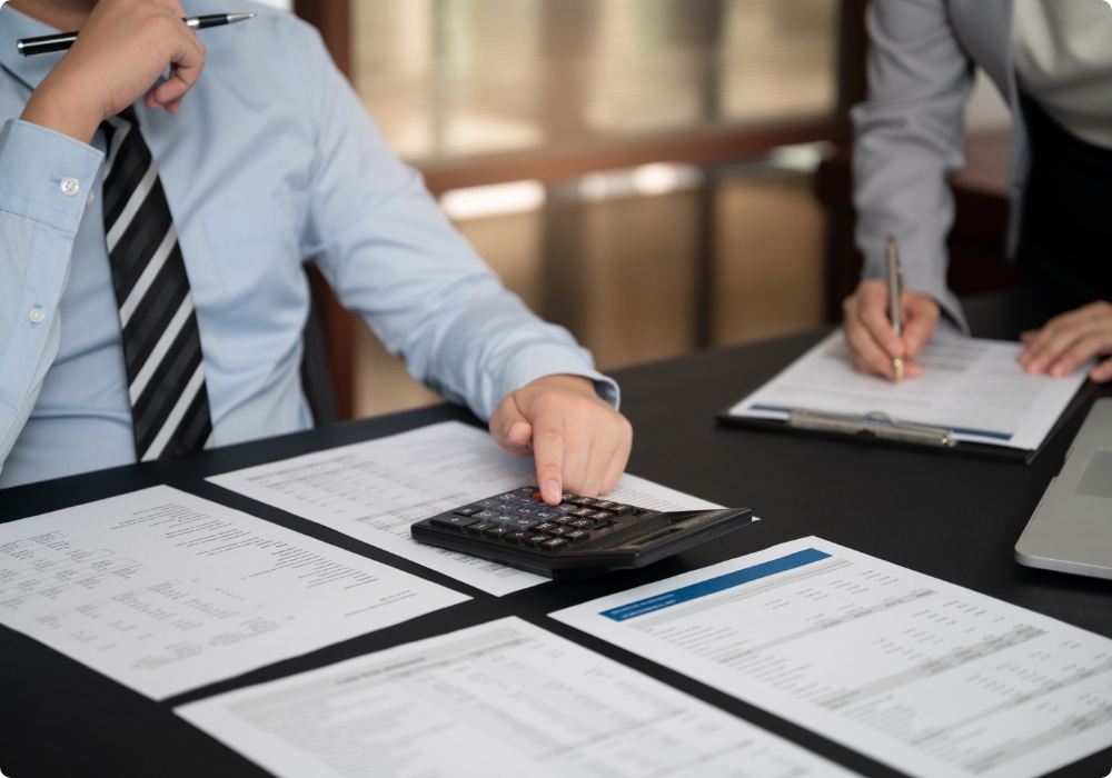 コストを計算するビジネスマン